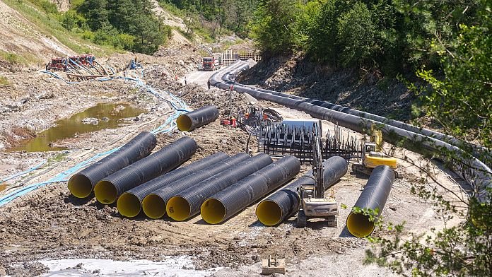 Több száz tüntető követelt elszámoltatást a sóbánya katasztrófája után Parajdon