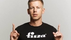 Továbbra is hallgat a Tisza Cipő a vele együttműködő Azahriah „fideszes véglényezéséről”