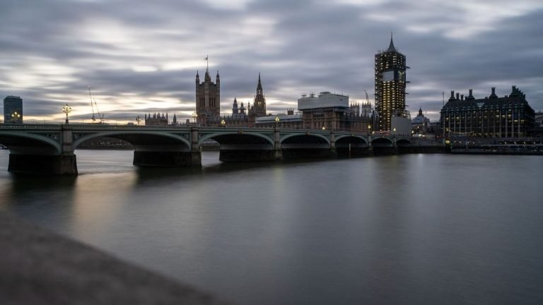 Brit földindulás – hogyan veszítette el az uralmat a tory elit?