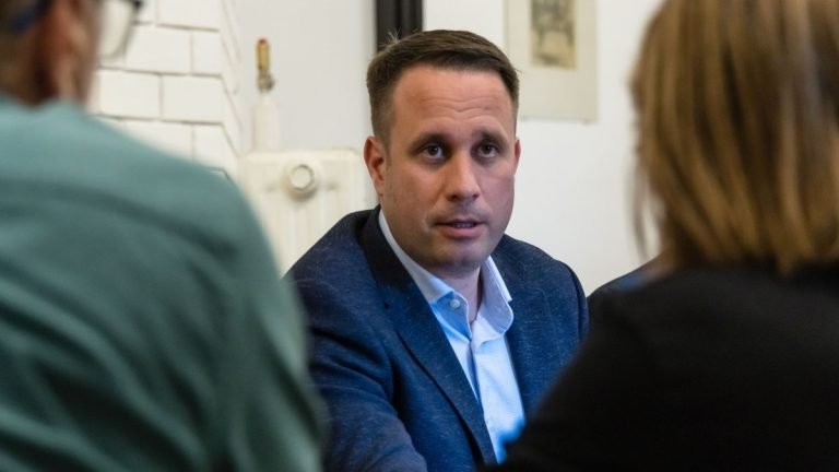Dömötör Csaba: Nyilvános az Európai Bizottság civilnek mondott szervezetekkel kötött szerződéseinek listája