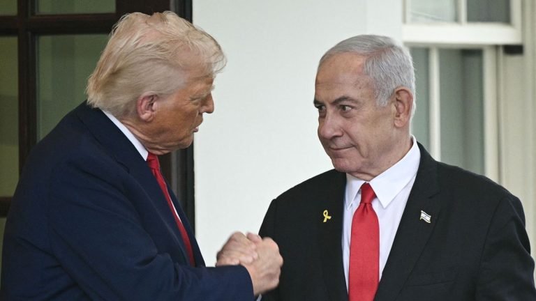 Donald Trump és Benjamin Netanjahu munkavacsora keretében tárgyal