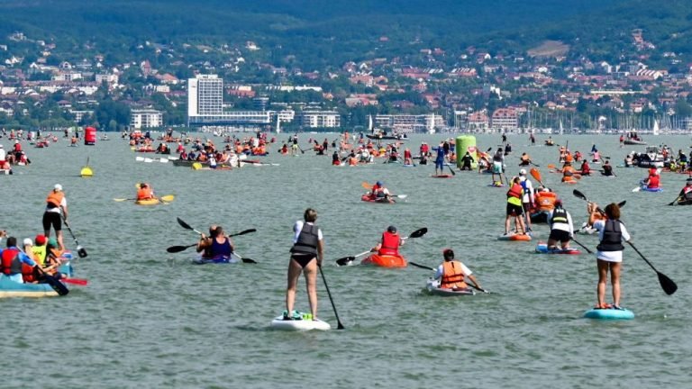 Bő félóra alatt átevezte a Balatont a győztes egység