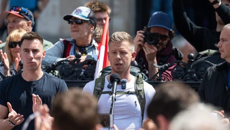 Magyar Péter: Orbán épp megszorító csomagot vezet be