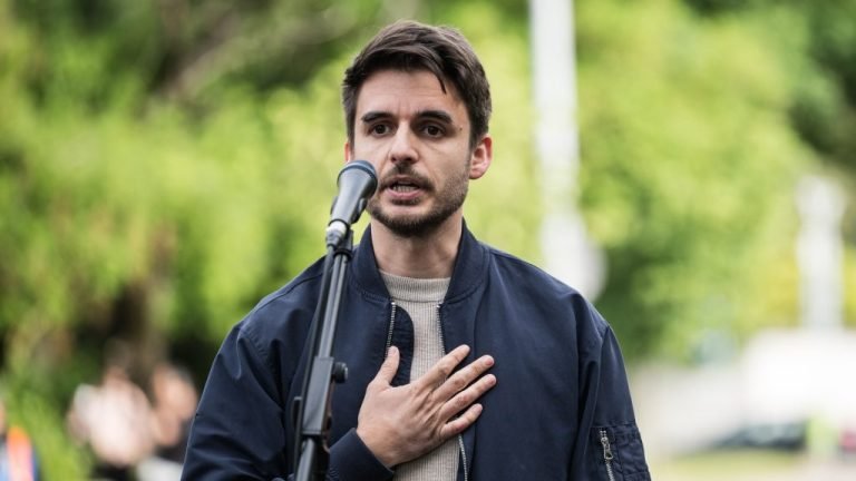 Momentum-elnök: A Párbeszéd is azzal segíti a rendszerváltást, ha nem indul jövőre