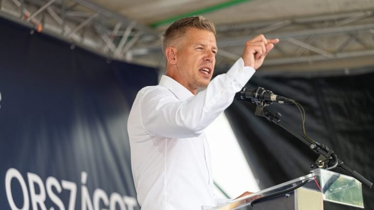 Magyar Péter szerint Dopeman, „a Fidesz új arca” nőverő, kábítószeres figura