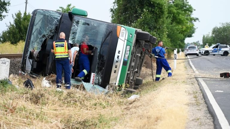 Ukrán gyerekek utaztak a Kunszentmártonnál árokba borul buszon