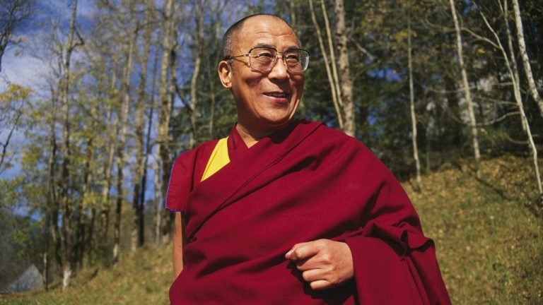 A száműzetéstől a Nobel-békedíjig – a 90 éves dalai láma élete képekben