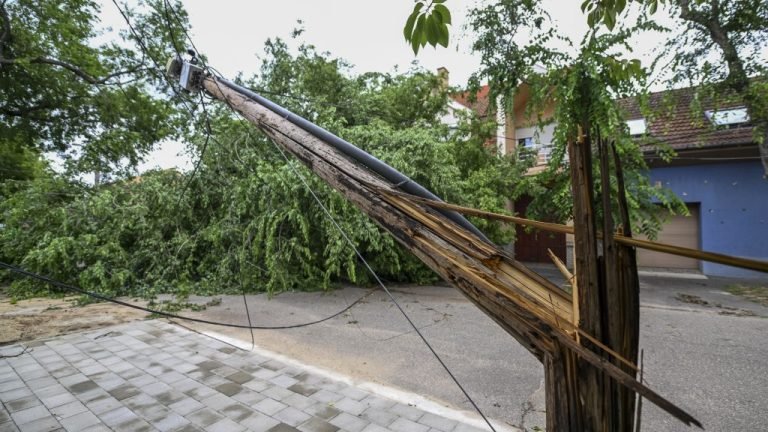 100 új villanyoszlopot kellett telepíteni a vihar után