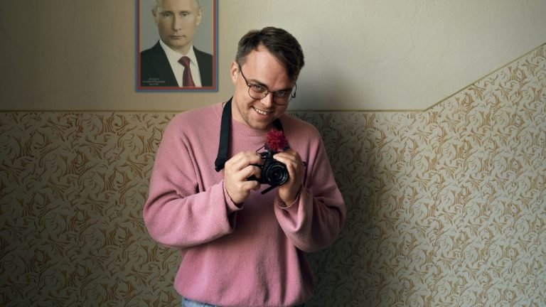 „Tanárnő, pislogjon kettőt, ha kényszerítették, hogy ezt elmondja!” – egy tanár végigfilmezte a putyini iskolai propaganda kiépülését