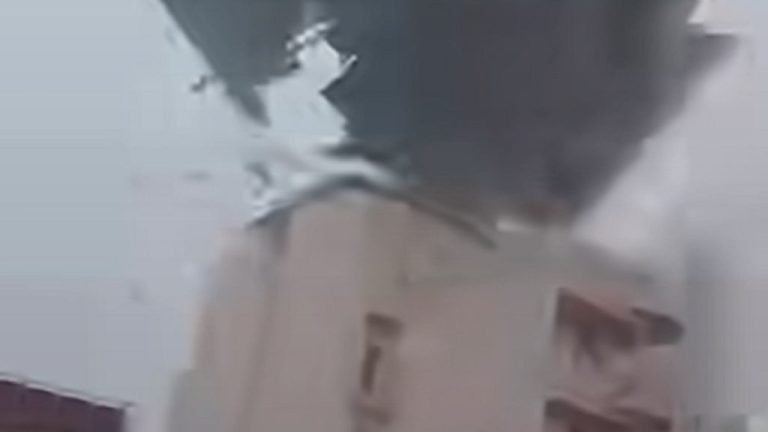 Videón, ahogy a szél leszakította az SZTE épületének több tonnás tetőszerkezetét