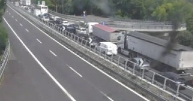Camion salta la corsia e travolge un'ambulanza: 3 morti sull'A1