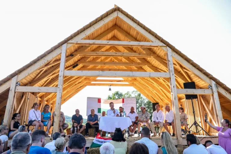 Magyar Péter Erdélyben: Mikor fog Orbán Viktor bocsánatot kérni az erdélyiektől amiért George Simion mellett kampányolt?