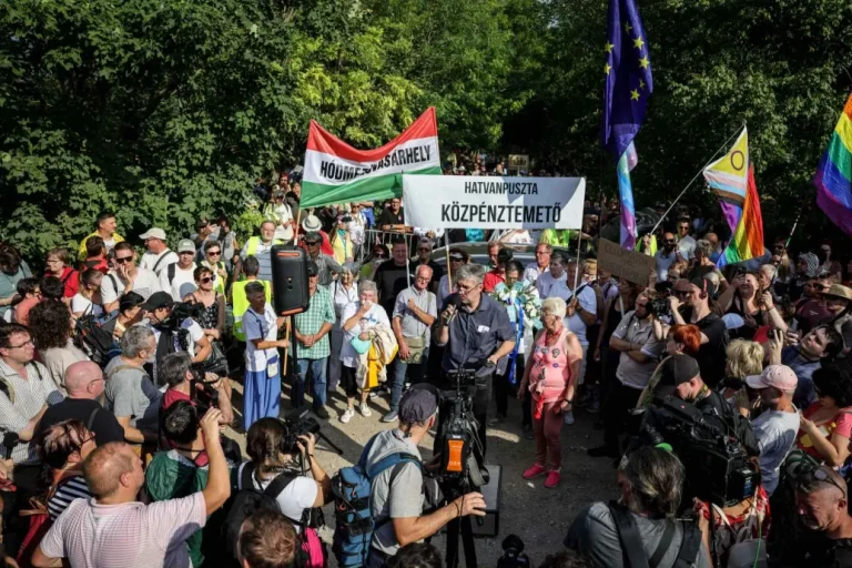 Hatvanpusztára szervezett tüntetést Hadházy, a rendőrök betiltották az emelős kocsit, létrákról be lehetett nézni
