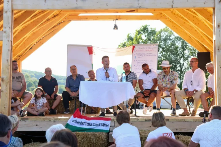Itt Erdélyben nincs a fejünk fölött pártlogó, Magyarország is levehetné, mert ez a turáni átok