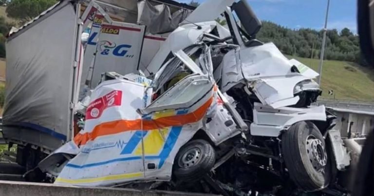 Incidente mortale sulla A1: scontro tra tir e ambulanza, 3 vittime