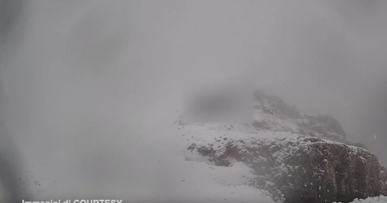 Nevica ad agosto sulla Marmolada: il termometro scende fino a -2 gradi | GUARDA