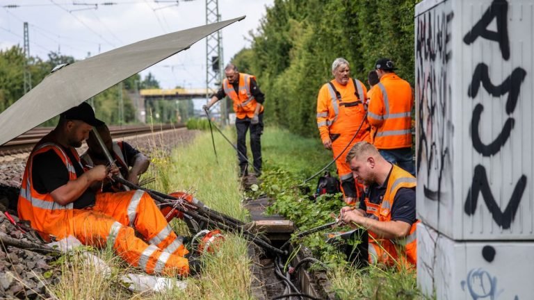 Németországban ismétlődő gyújtogatás okozott fennakadásokat egy jelentős vasúti fővonalon