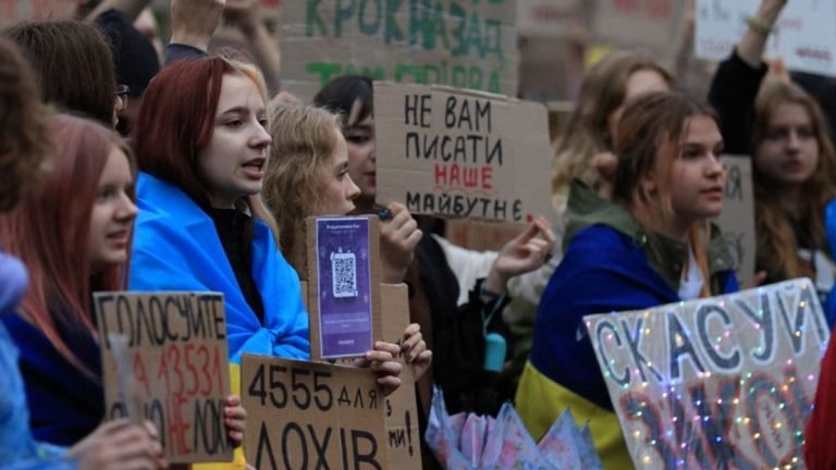 A tüntetéseken is a kényszersorozástól rettegnek az ukránok