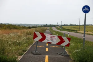 Nincs felelőse az elmosott kerékpárútnak, egy év után kijavítják pluszpénzből