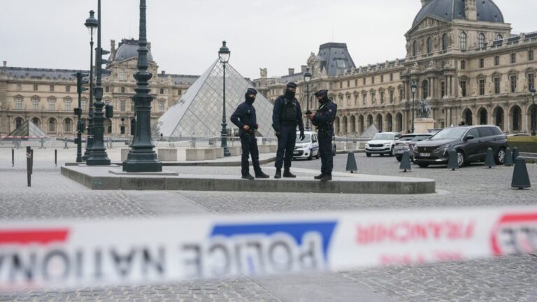 Filmbe illő koronaékszer-lopás a Louvre-ben: a bűnözők mellett megindult a felelősök keresése is