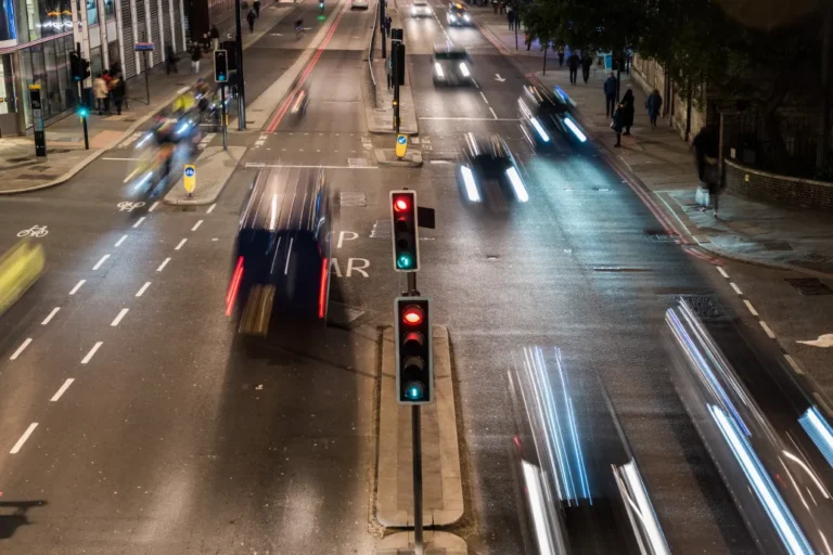 A vakító fényszórók a brit autósokat is nagyon zavarják, a kormány felülvizsgálhatja a gyártásukat