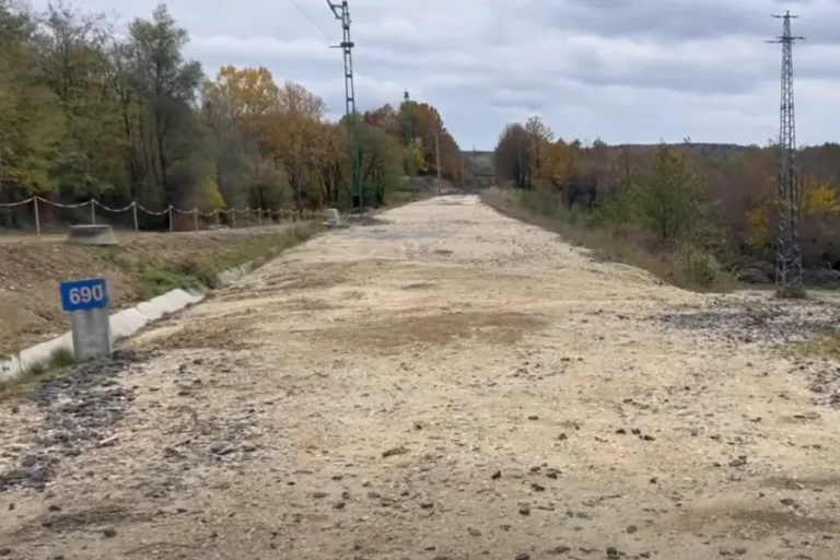 Lassan egy éve, hogy lezárták, most mégsem dolgozik senki a Veszprém-Ajka vasútvonal felújításán