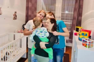 Végre örökbefogadó szülőkhöz kerülhetett a kisfiú, aki három éve élt egy kórházi rácsos ágyban