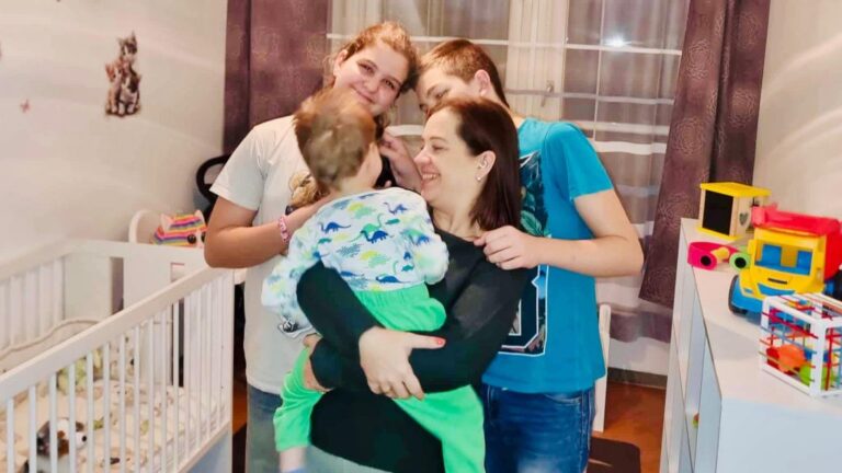 Már új családjánál aludhat a hároméves kisfiú, aki születése óta egy pécsi kórház rácsos ágyában élt