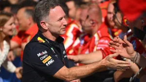 Érik az év szenzációja? A Ferrarival tárgyal a Red Bull korábbi balhés csapatfőnöke