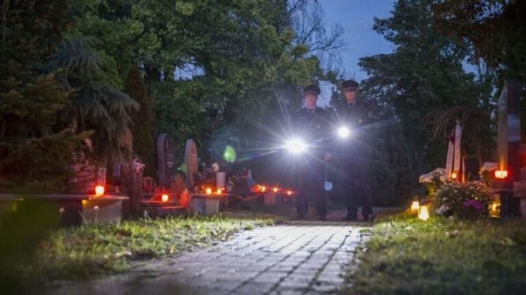 Fokozott lesz a rendőri jelenlét mindenszentek és halottak napja idején a temetőknél