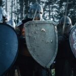 Családi pajzs mögött