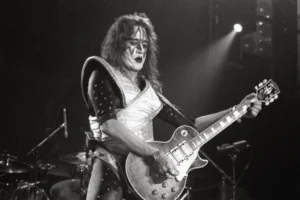Fejsérülés okozta a Kiss alapító gitárosának halálát