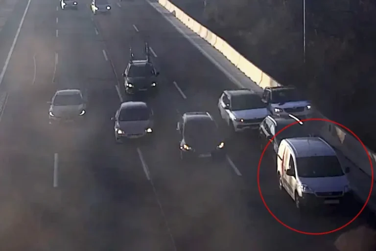 Büntetőfékezett, aztán megállt az M1-M7-es autópálya közös szakaszán: elítélték a furgonost
