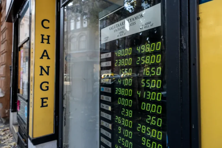 Másfél éves rekordot döntött meg a forint