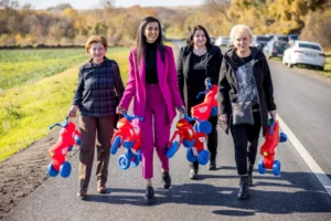 A Fidesz politikusai osztogatták a bölcsődéknek az állami pénzből vett nyuszimotorokat