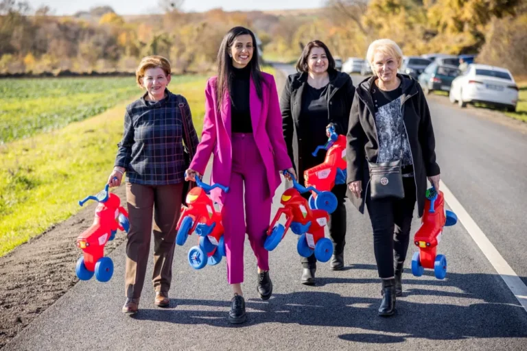 A Fidesz politikusai osztogatták a bölcsődéknek az állami pénzből vett nyuszimotorokat