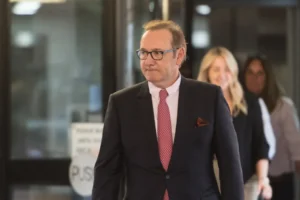 Kevin Spacey AirBnb-kben lakik és szállodai énekesként dolgozik Cipruson