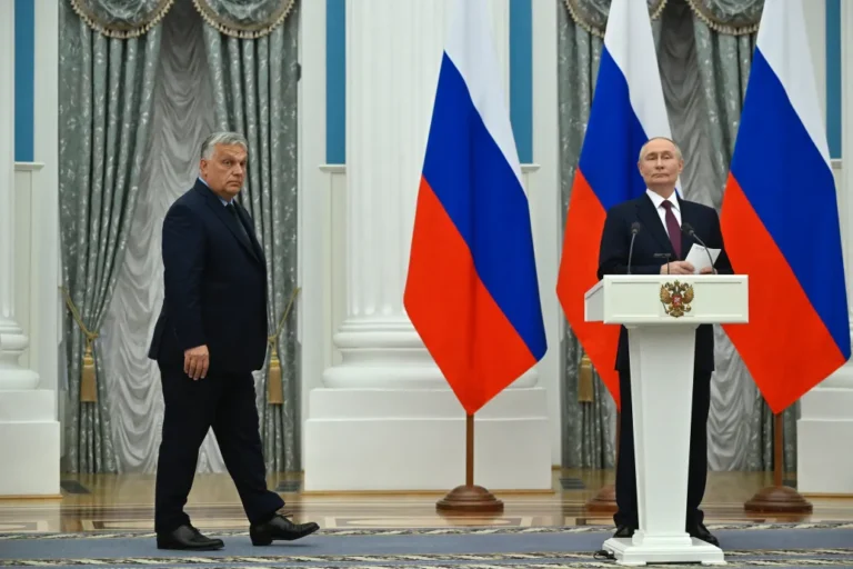 Megint Putyinhoz megy Orbán, amit a Kremlnek kedvező amerikai terv leghangosabb támogatásával készített elő