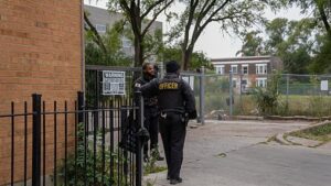 Jelöletlen autókból kiugró, gyalogosok után eredő szövetségi ügynökök keltenek rémületet Chicagóban