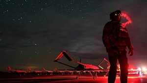 Árnyékban épült, éjszaka indult: Ukrajna nagy hatótávolságú dróncsapásai az orosz finomítókra