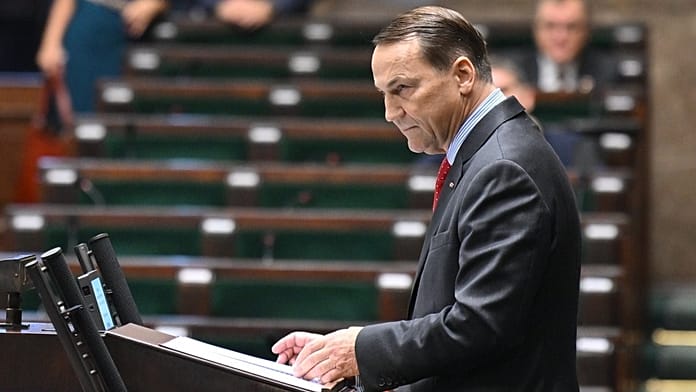 Lengyelország bezárja az utolsó orosz konzulátust, Sikorski szerint állami terrorcselekmény történt