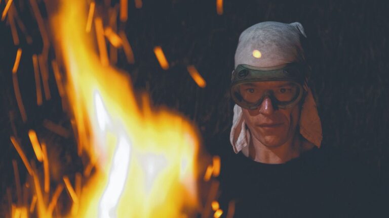 Eggyé forr a tűzben