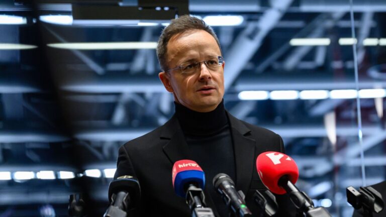 Szijjártó Péter figyelmeztet: őrültség újabb százmilliárd eurót Ukrajnába küldeni