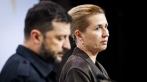 Zuhan a háborúpárti dán miniszterelnök támogatottsága: a baloldal történelmi összeomlás előtt áll Koppenhágában