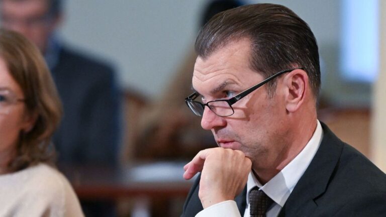 Meghátrált Szaniszló Sándor, mégsem sarcolják tovább a kerületi lakosokat