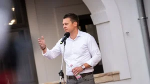 Menczer Tamás: Brüsszel a Tiszán keresztül venné ki a pénzt az emberek zsebéből