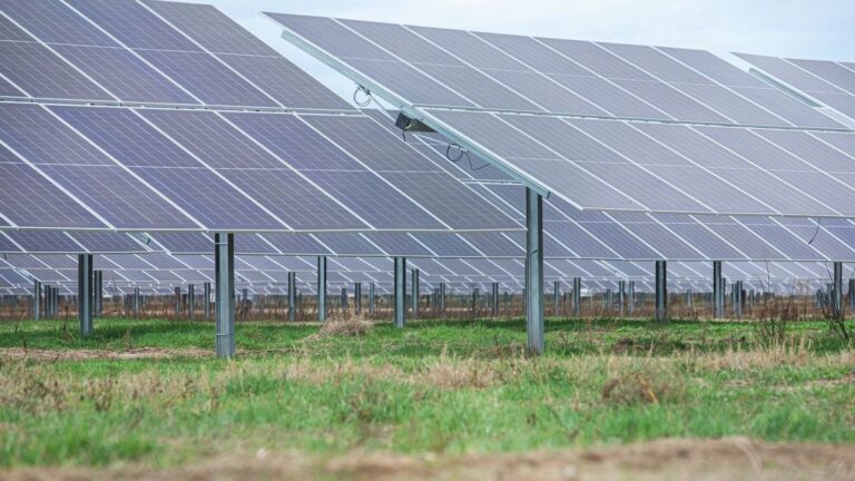 Épülnek a napelemparkok, egyre több tárolóra van szükség