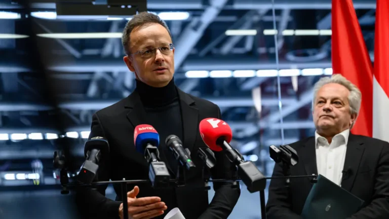 Szijjártó Péter: Őrültség újabb százmilliárd eurót Ukrajnába küldeni