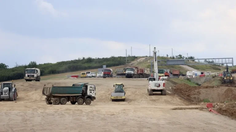 Lázár János rádörrent az osztrák multira: jobban teszi, ha összekapja magát