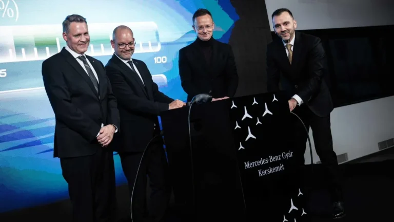 Megnyitja első magyarországi kutatás-fejlesztési központját a Mercedes + videó